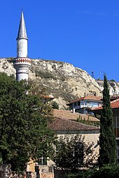 Moschee im Stadtzentrum, dahinter die Klippen