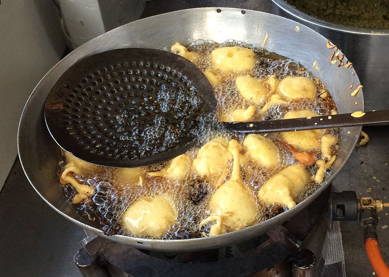 File:Batada Vada preparation in Mumbai.jpg