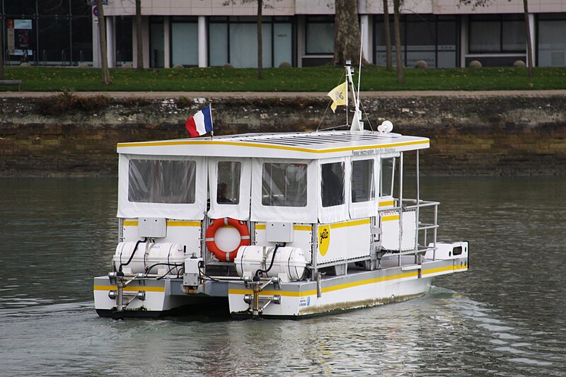 File:Bateau à propulsion électrosolaire (8).JPG