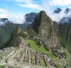 Vista di Machu Picchu da un breve tratto al di sopra del sito, salendo verso la Porta dell'Aurora.