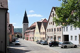 Berching, Bahnhofstraße, Blick zum Turm der Kirche St. Lorenz
