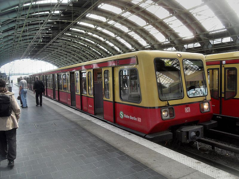 File:Berlin Ostbahnhof- S-Bahn Berlin DR-Baureihe 270 11.8.2009.jpg