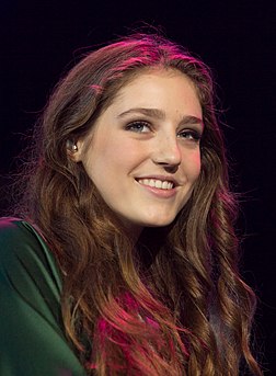 A cantora Birdy no Festival SWR3 New Pop de 2013 em Baden-Baden. (definição 2 789 × 3 798)