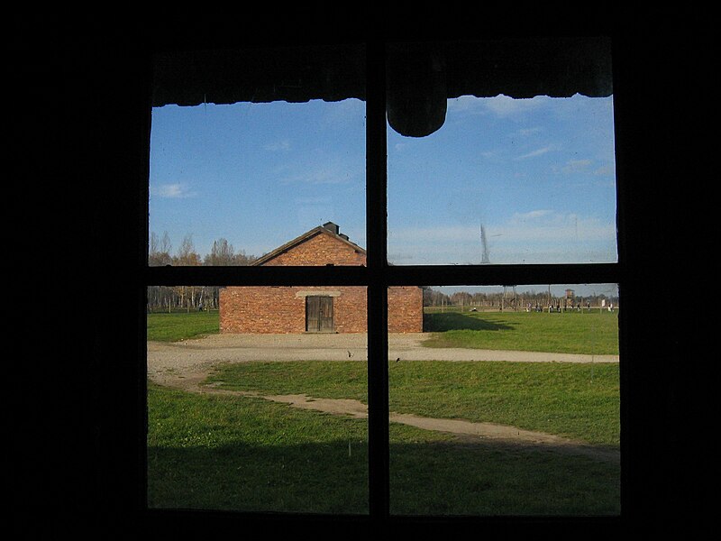 File:Blick durch ein Barackenfenster (Auschwitz II) 2.jpg