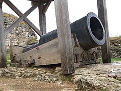 Bombarde du 15e siècle dans son abri