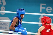 Deutsch: Boxen bei den Olympischen Jugendspielen 2018 Tag 12, 18. Oktober 2018 - Finale Leichtgewicht Mädchen – Junioren-Weltmeisterin und dreifache Juniorinnen-Europameisterin Caroline Sara DuBois (Großbritannien, blau) schlägt Juniorinnen-Asienmeisterin Porntip Buapa (Thailand, rot). English: Boxing at the 2018 Summer Youth Olympics on 18 October 2018 – Girls' lightweight Gold Medal Bout – Caroline Sara DuBois (Grat Britain, blue) wins over Porntip Buapa (Thailand, red). Español: Boxeo en los Juegos Olímpicos Juveniles de Verano de 2018 en 18 de octubre de 2018 - Combate de medalla de oro de peso ligero para niñas - Caroline Sara DuBois (Gran Bretaña, azul ) gana sobre Porntip Buapa (Tailandia, rojo).