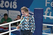 Deutsch: Boxen bei den Olympischen Jugendspielen 2018 Tag 12, 18. Oktober 2018 - Medaillenzeremonie im Leichtgewicht der Mädchen - Gold: Caroline Sara DuBois (Großbritannien), Silber: Porntip Buapa (Thailand), Bronze: Oriana Saputo (Argentinien); Medaillenübergabe durch Habu Gumel (IOC, Nigeria), Geschenkübergabe durch Raymond Silvas (USA, AIBA). English: Boxing at the 2018 Summer Youth Olympics on 18 October 2018 – Girl's Lightweight Medal Ceremony - Gold: Caroline Sara DuBois (Great Britain), Silver: Porntip Buapa (Thailand), Bronze: Oriana Saputo (Argentina); Medal handover by Habu Gumel (IOC, Nigeria), Gift presented by Raymond Silvas (USA, AIBA). Español: Boxeo en los Juegos Olímpicos Juveniles de Verano de 2018 en 18 de octubre de 2018 - Ceremonia de la Medalla de peso ligero para niñas - Oro: Caroline Sara DuBois (Gran Bretaña), Plata: Porntip Buapa (Thailand), Bronce: Oriana Saputo (Argentina); Entrega de medallas por Habu Gumel (COI, Nigeria), Regalo presentado por Raymond Silvas (EE. UU., AIBA).