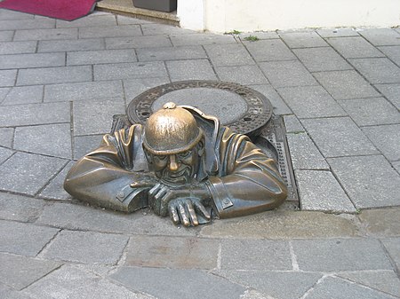 Tập_tin:Bratislava_bronze_sculpture_2014.jpg