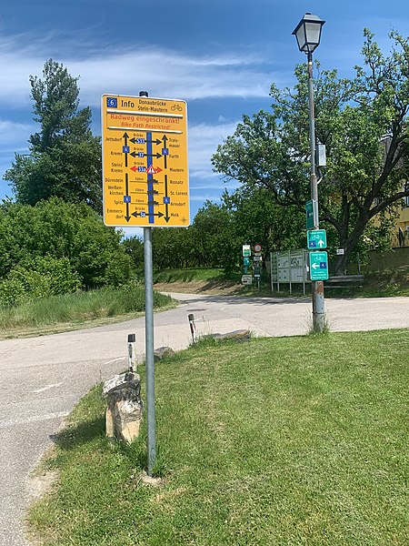 File:Bridges sign in Donauradweg Wachau.jpeg