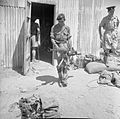 Britský voják se zabaveným kulometem Schwarzlose nedaleko Gazy, mezi 1945 a 1947