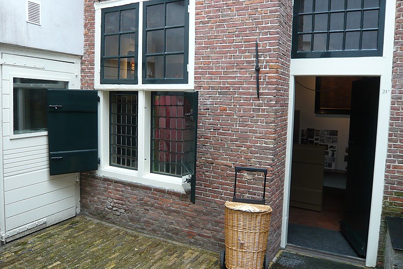 File:Broodkantoor window and door.JPG