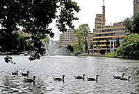 Noordelijke vijver met het Flageyplein op de achtergrond