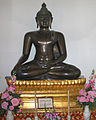 Bild 2: Vajrasana-Haltung, Unterwerfung des Mara (Chiang-Saen-Stil), Wat Benchamabophit, Bangkok