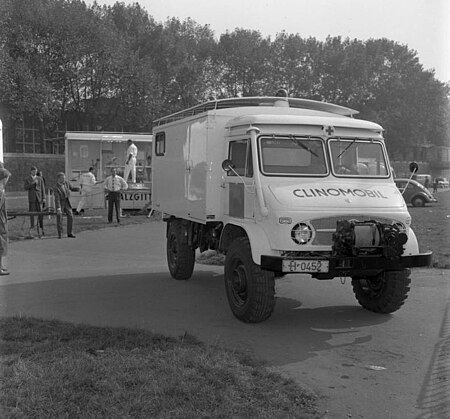 Bundesarchiv B 145 Bild F011413 0012, Düsseldorf, Hilfsfahrzeuge für Westafrika