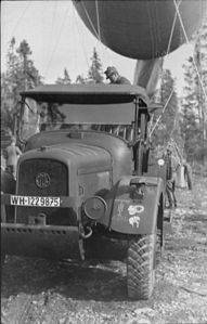 Bundesarchiv Bild 101I-096-0506-24, Nordeuropa, Soldaten beim Start eines Ballons.jpg