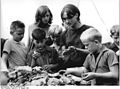 Bundesarchiv Bild 183-H0819-0013-001, Tegau, Ausflug von LPG-Kindern.jpg