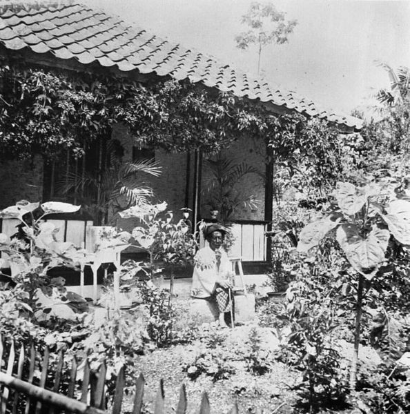 File:COLLECTIE TROPENMUSEUM Een hadji voor zijn huis in de kampong bij Sindanglaja Preanger West-Java TMnr 10001237.jpg