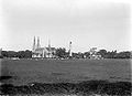 COLLECTIE TROPENMUSEUM Het Waterlooplein te Batavia mit der Kathedrale und dem Monument voor de Slag bij Waterloo TMnr 10016688.jpg