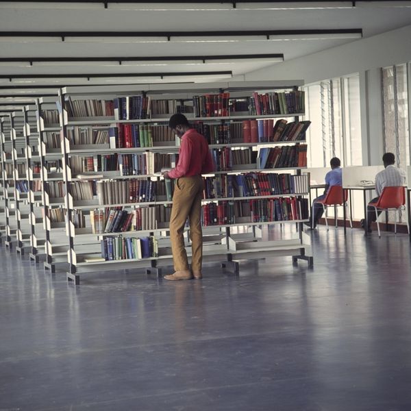 File:COLLECTIE TROPENMUSEUM Interieur van de bibliotheek van de Medische Faculteit op het terrein van het Kenyatta Hospital in Nairobi TMnr 20038722.jpg