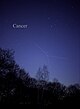 बिना दूरबीन के रात में कर्क तारामंडल की एक तस्वीर (जिसमें काल्पनिक लक़ीरें डाली गयी हैं)