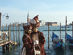 Dans le cas du carnaval de Venise, la ville constitue un véritable « décor de théâtre » qu'il est important de montrer sans ambiguïté.