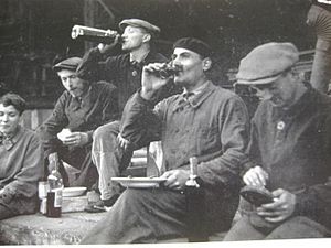 Lunch break at a Paris work site in the 1930s Casse-croute sur un chantier a Paris dans les annees 1930.jpg
