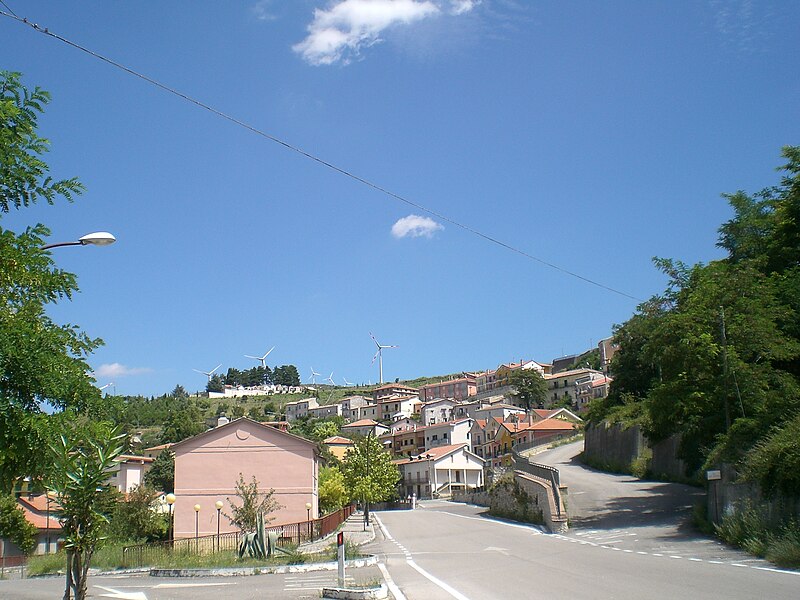 File:Castelnuovo di Conza 2.jpg