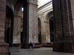 Catedral de Valladolid, España, vistas diagonales del interior.JPG