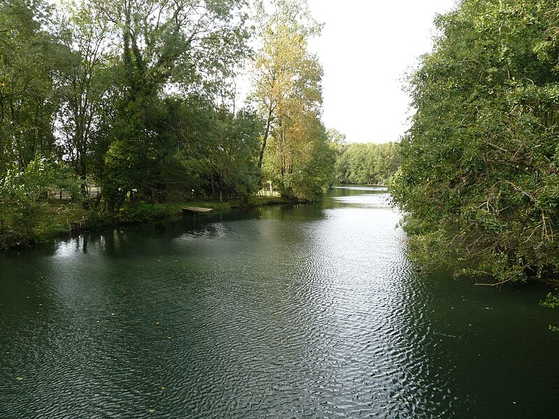 File:Chenon charente.JPG