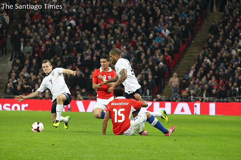 File:Chiles pressing football (10888074086).jpg