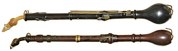 Deux clarinettes d'amour avec pavillon piriforme (collection Bate d'instruments de musique).