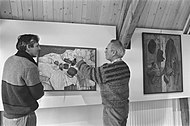 Jopie Huisman bekijkt zijn eigen stilleven met conservator Groenewoud, in het Jopie Huisman Museum, te Workum; april 1986