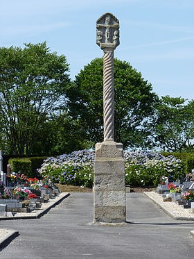Croix du milieu du cimetière de Plumieux 01.jpg