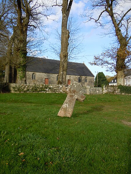 File:Croix et chapelle Coadry Scaër.JPG