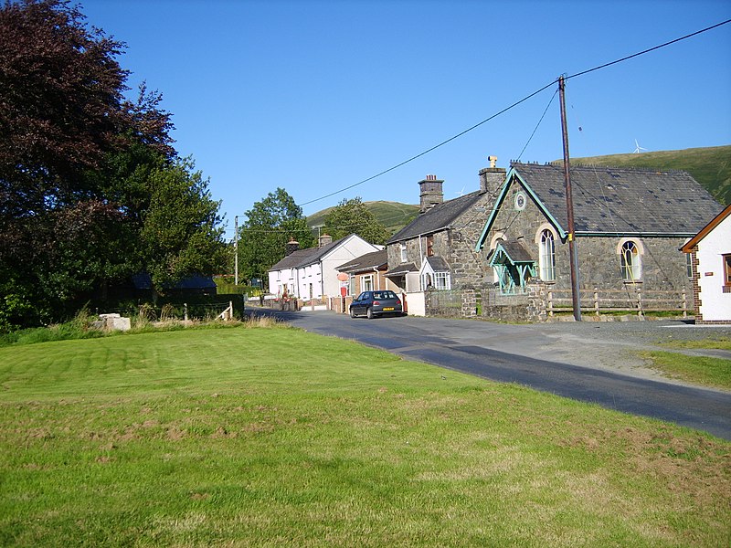 File:Cwmllinau Village - geograph.org.uk - 1771279.jpg