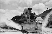 Locomotive avec chasse-neige de chemin de fer à voie étroite, Telluride, Colorado. 1940