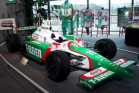 Dallara IR3 2004 Tony Kanaan voor-rechts Honda Collection Hall.jpg