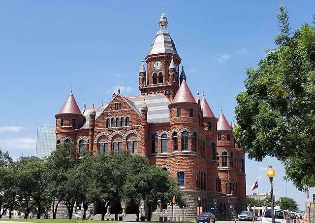 Image: Dallas County Courthouse with Texas Flag