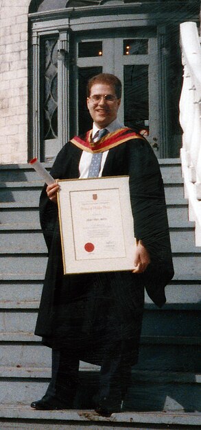 David Siderovski, di luar Summerhill House (queen's University, Kingston, PADA), memegang 1989 Prince of Wales Hadiah