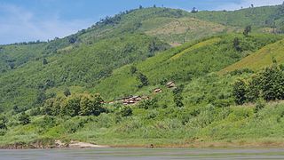 File:Day 2 From Pakbeng to Huay Xai, Lao and Thai border. (12343099695).jpg - Wikimedia Commons