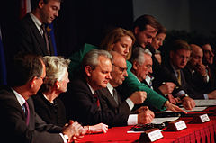 Sopimuksen allekirjoittajat vasemmalta oikealle Slobodan Milošević, Alija Izetbegović, Franjo Tuđman.