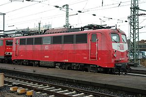 140 097 in teilweise verwitterter orientroter Farbgebung in Heilbronn Hbf (Oktober 2004)