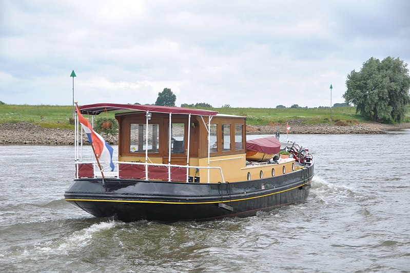 File:De DWL 3 uit 1929 afvarend op de IJssel (02).JPG