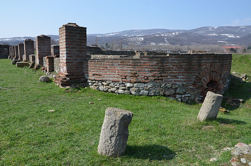 File:Diana Fortress, built in 100 AD during Trajan's preparations for the Dacian wars, Moesia Superior, Serbia (41353641185).jpg