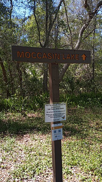 File:Directional signpost pointing towards Moccasin Lake in Moccasin Lake Nature Park, Clearwater, Florida, 19 May 2024.jpg