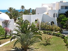 Hotel de Djerba con sus jardines y edificios blancos de poca altura.