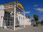 Edifício de cinema na esquina das ruas Gorky e Internatsionalnaya