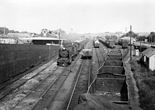 Double headed coal train passing westbound through Warragul station ~1920 Double headed coal train passing westbound through Warragul station ~1920.jpg
