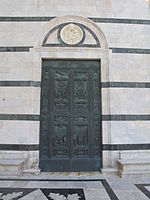 La cathédrale de Sienne, porte du pardon 01.JPG