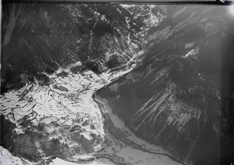 The Albula valley in winter from above, 1928 photo, a view to Filisur. Von oben ist es doch niedlich klein und in die Landschaft eingepasst, das Bauwerk in den Schweizer Alpen.